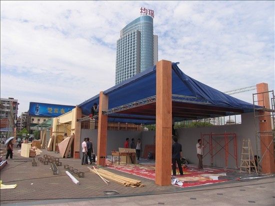 2012宜昌春季房产交易会展棚搭建工作正在进