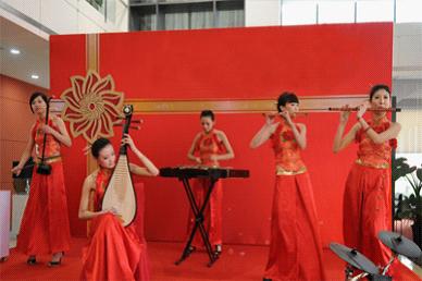 琵琶、古筝现场演奏,营造古典艺术氛围 琵琶、古筝现场演奏,营造古典艺术氛围