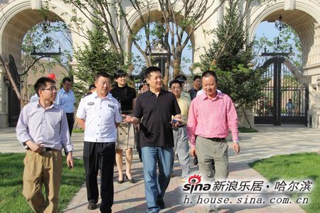 著名歌唱家阎维文参观考察哈西客站地区建设(