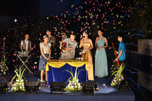业主倒香槟,与其他现场客户祝酒