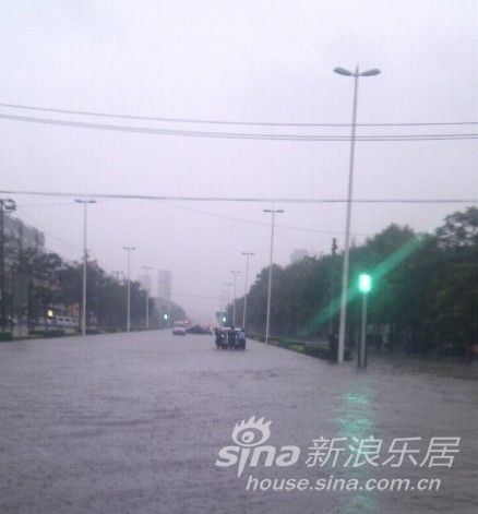 天津暴雨:民警助车主推车 天津暴雨:民警助车主推车