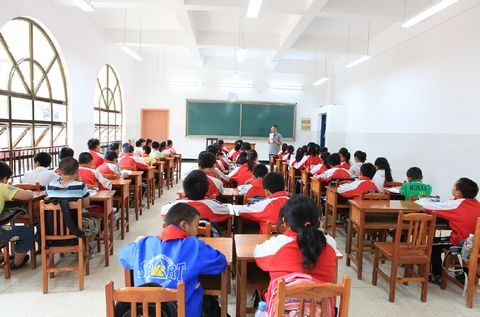 9月3日早上,狮峰路学校的学生们正在宽敞明亮的教室里听老师讲课