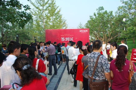 珺悦国际开盘热销 千组客户挤爆售楼处_活动