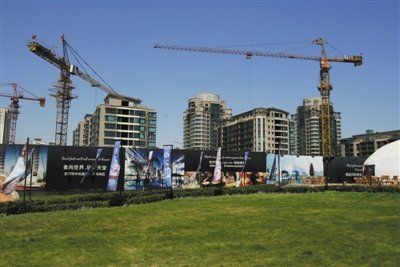 2002年北京市房地产开发投资额为989.4亿元,而2011年猛增至3036.3亿元。 2002年北京市房地产开发投资额为989.4亿元,而2011年猛增至3036.3亿元。
