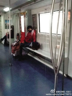 天津地铁不文明行为曝光 横躺竖卧实在不雅(图