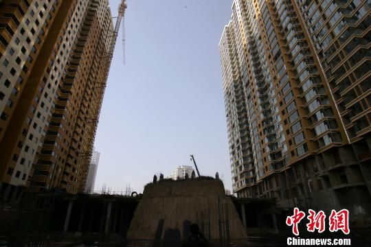 山西现“最牛钉子坟”,耸立在施工的两座高层住宅楼中间。 张云 摄 山西现“最牛钉子坟”,耸立在施工的两座高层住宅楼中间。 张云 摄