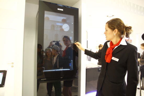 在IFA展现场，海尔工作人员演示透明冰箱