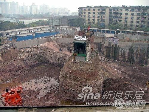 重庆最牛钉子户被强制拆迁 史上钉子户大汇总