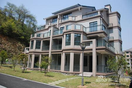 绿野春天翠谷幽兰在售叠排实景_绿野春天·翠