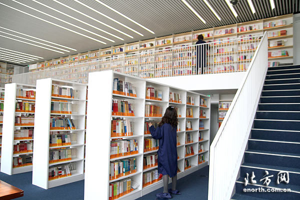 工作人员认真的清点图书