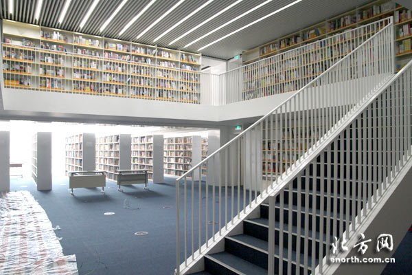 走进中心馆，仿佛置身书的海洋