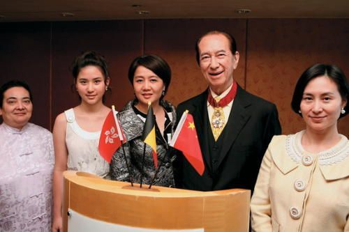 右一为何超琼;; 李嘉欣豪门路大跃进 与许晋亨高调热恋; 许晋亨前妻