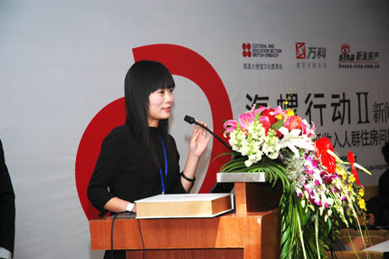 海螺行动三位志愿者上台分享中英体验感受(组