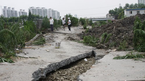 罕见：上海在建13层楼房轰然倒塌