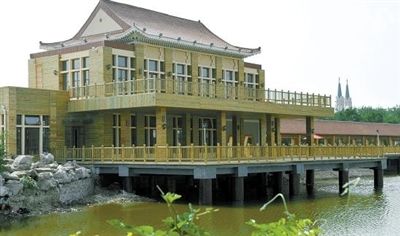 塘沽河滨公园标志性建筑 湖濒楼8月新妆迎客 