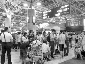 海葵掀开候机大厅顶棚 禄口机场昨数千旅客滞