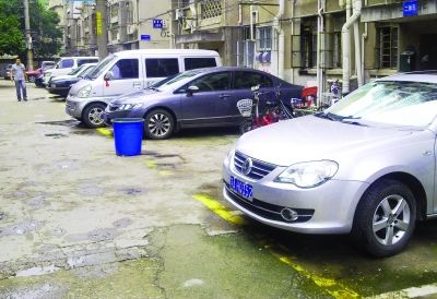 小区自管委状告拒交停车费居民