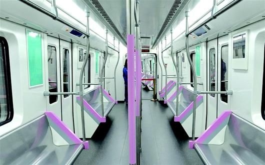 图文:武汉地铁二号线首列列车下线_城市建设