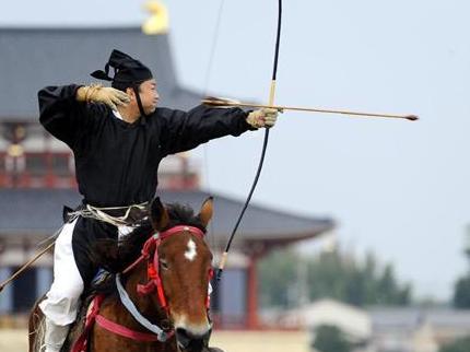 奈良平城遗址再现古人骑射英姿(图)_日本