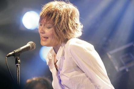 日本女歌手川村香织因乳癌去世(组图)-1_日本