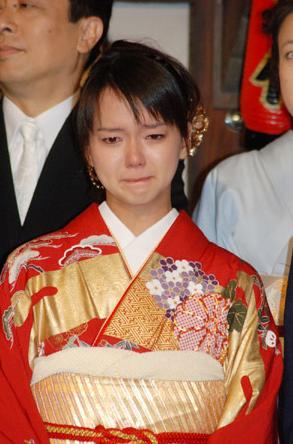 日本电视剧《翼》杀青 女主角激动落泪(组图)