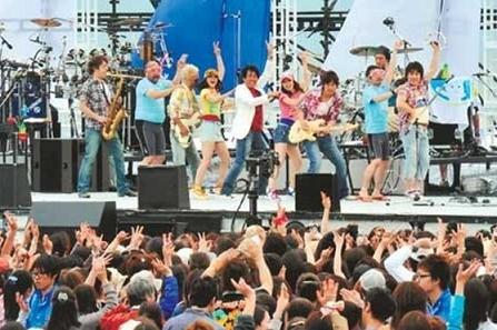 TUBE乐队25周年野外巡演湘南开唱(组图)_日本