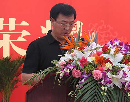 图为海三金屋集团董事长杨广俊先生