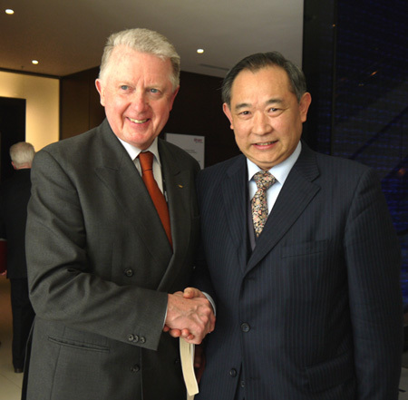 图为李若弘先生与国际体育大会主席海因•维尔布鲁根先生