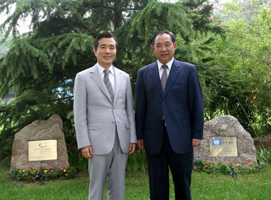 中国世界和平基金会与世界能源主席和斯议长交