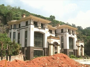 西乡"公园皇宫" 两栋4层豪华别墅建筑装潢气派,旁边还修建私家登山道