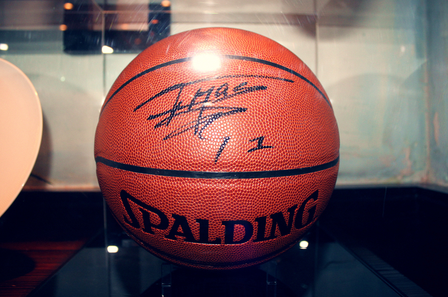 麦迪的签名篮球.