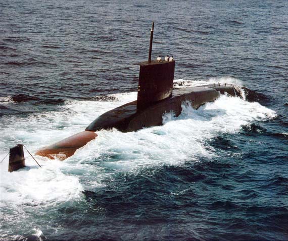 印度海军潜艇在阿拉伯海执行任务时与商船相撞