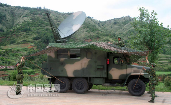 二炮演习出动车载卫星车等数十台野战通信装备