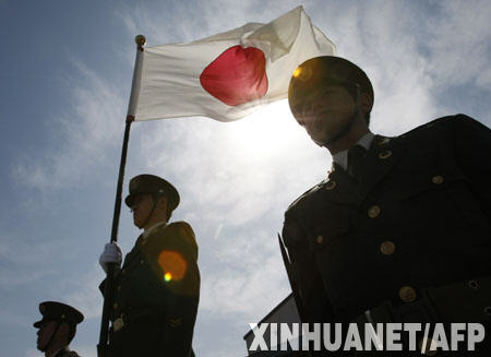 为“师出有名”，日本不惜夸大中国威胁。图为日本自卫队最近一次接受检阅。法新社