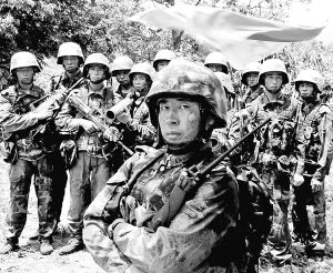 图为73122部队"红一连"官兵在战术训练后.
