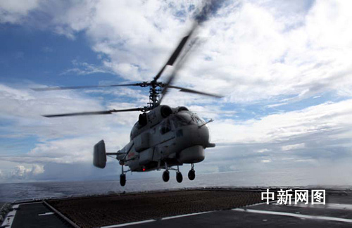 12月28日，海军护航舰艇编队“海口”号战舰首次组织特战队与舰载直升机进行协同滑降训练。孙自法摄