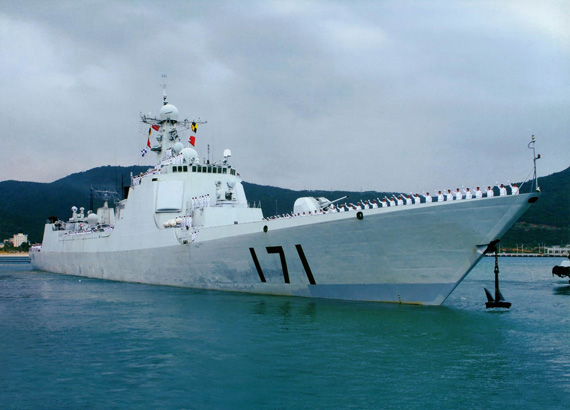 中國海軍171號導彈驅逐艦準備赴索馬裏護航