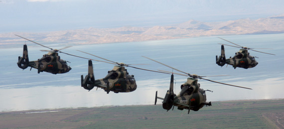 我军8架武装直升机沿高速公路演练超低空突防