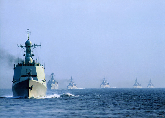 資料圖︰解放軍東海艦隊新型驅逐艦編隊作戰演練。