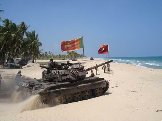 资料图：斯里兰卡政府军开坦克追剿叛军