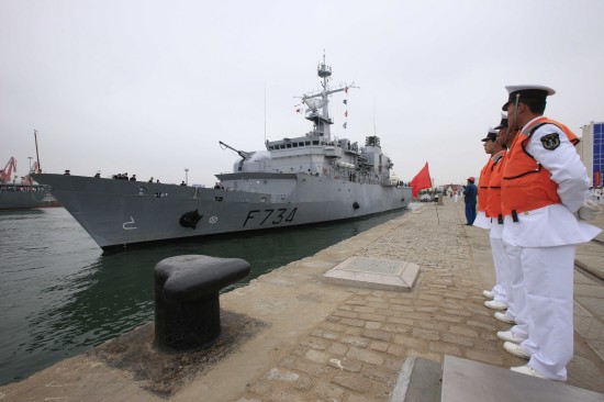 美俄海军一号人物参加中国海军60周年庆祝活