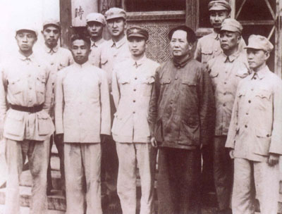 1949年8月28日，毛泽东主席在中南海接见人民海军初创人员，前左三为张爱萍。
