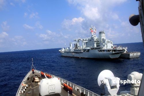 2009年4月25日，中国海军首批护航编队返航驶出新加坡海峡，在阿南巴斯群岛西南预定海域与“青海湖”号综合补给舰顺利会合，三舰进行靠帮补给，这也是首批护航编队海上补给。中新社发孙自法摄