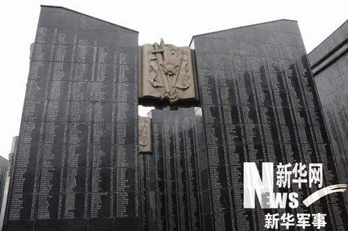 纪念碑上刻着密密麻麻的名字，他们是远东地区在卫国战争中牺牲的军人。新华社记者白瑞雪摄