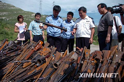 8 20, police about to be burned in the identification of firearms. Xinhua News Agency reporters Fan Zhang and Guo She 