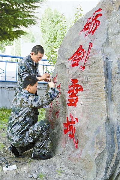 路边,草坪,林中,随处可见一块块刻着励志格言和名言警句的高原"文化石