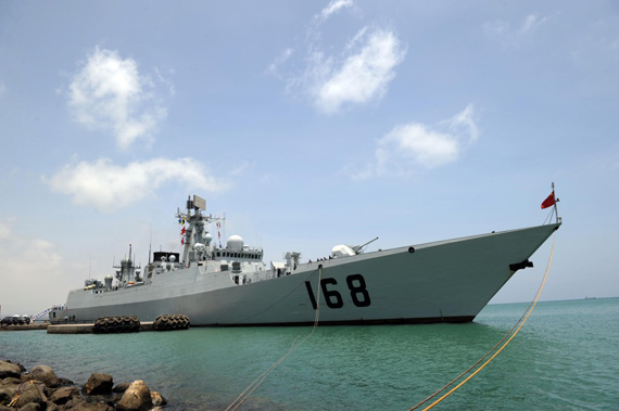 当地时间5月3日上午8时,我国海军第五批护航编队“广州”舰停靠在吉布提港进行补给修整