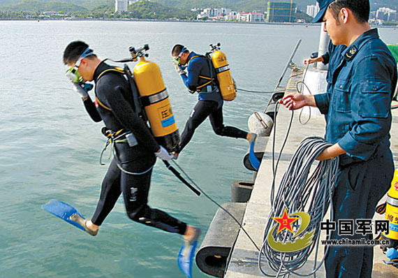 组图南海舰队蛙人持新型探测装备排除可疑物