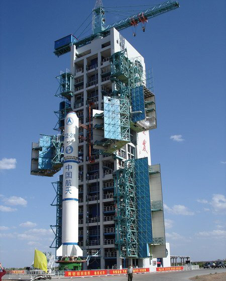 资料图:中国航天发射基地火箭进入发射架