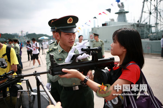 香港大学生参观驻港部队武器装备与军人联欢